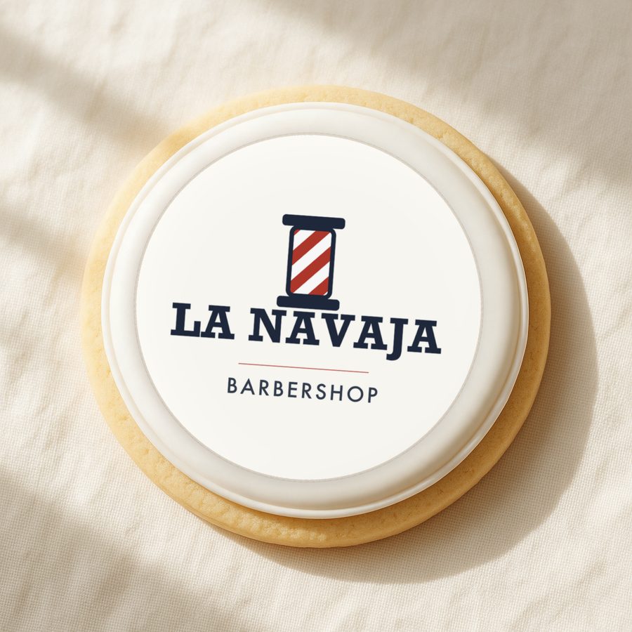 Galleta blanca con el logo de una barbería de muestra
