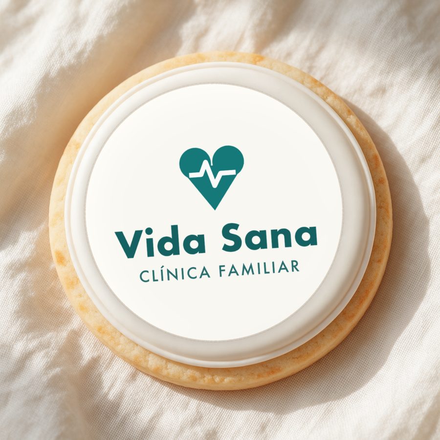 Galleta blanca con el logo de una clínica familiar de muestra