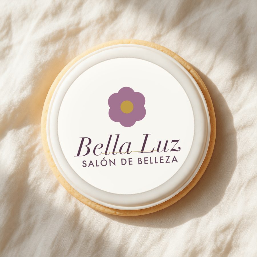 Galleta blanca con el logo de un salón de belleza de muestra